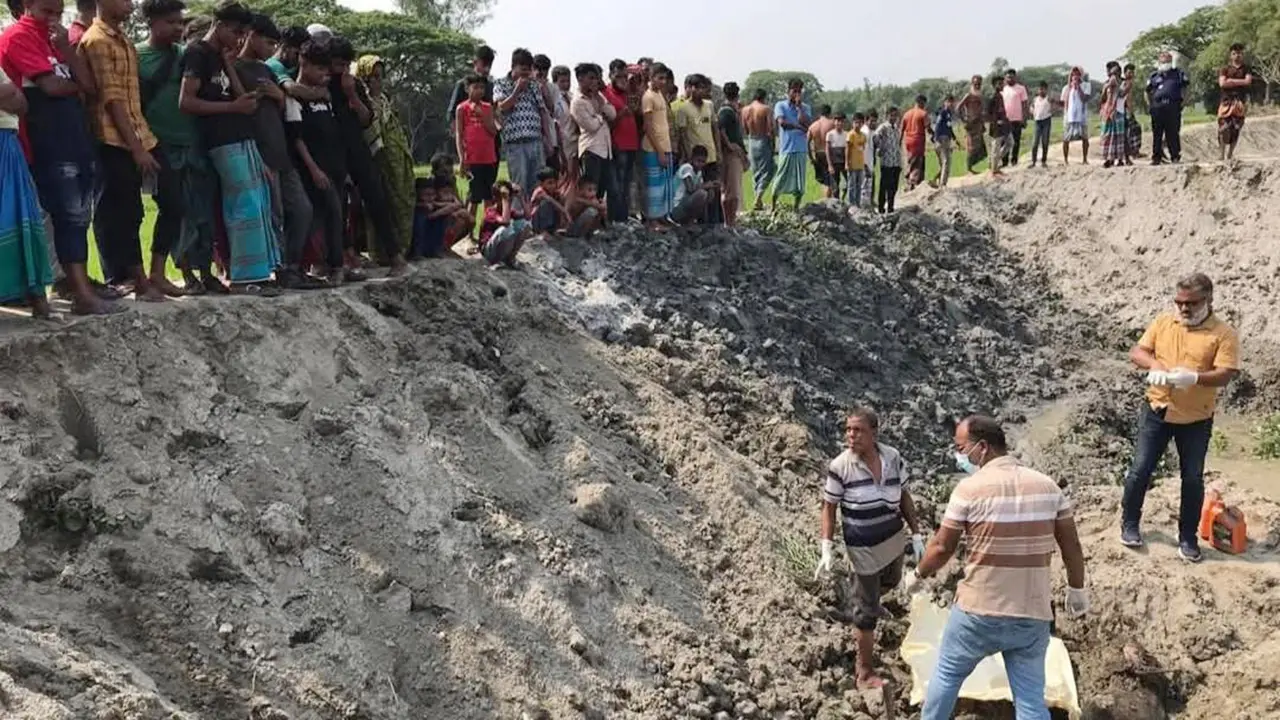পুকুর খননের সময় মিলল নারীর অর্ধগলিত মরদেহ