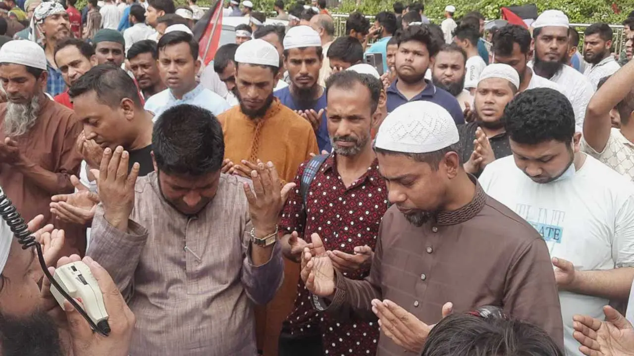 ফিলিস্তিনের স্বাধীনতা কামনায় মোনাজাতে কাঁদলেন লাখো মানুষ
