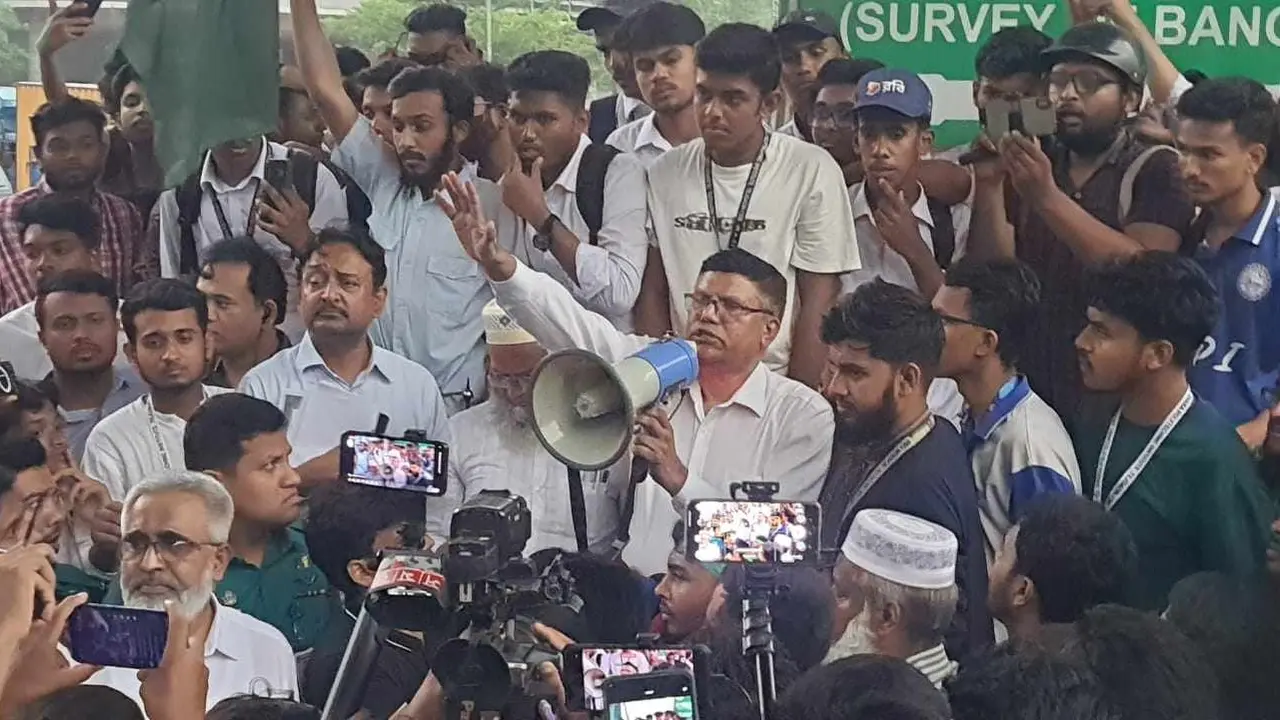 সাতরাস্তা অবরোধের ৮ ঘণ্টা, ঘটনাস্থলে আসা ডিজিকেও অবাঞ্ছিত ঘোষণা