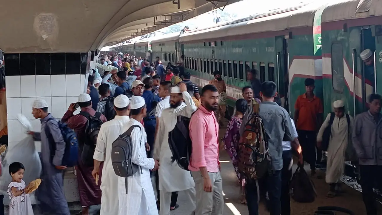 এক ট্রেনেই ঢাকায় এলো দেড় হাজারের বেশি মানুষ!