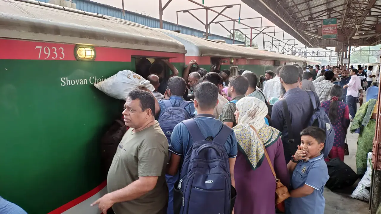 রাজবাড়ী রেলস্টেশনে ঢাকামুখী ট্রেনে যাত্রীদের ভিড়