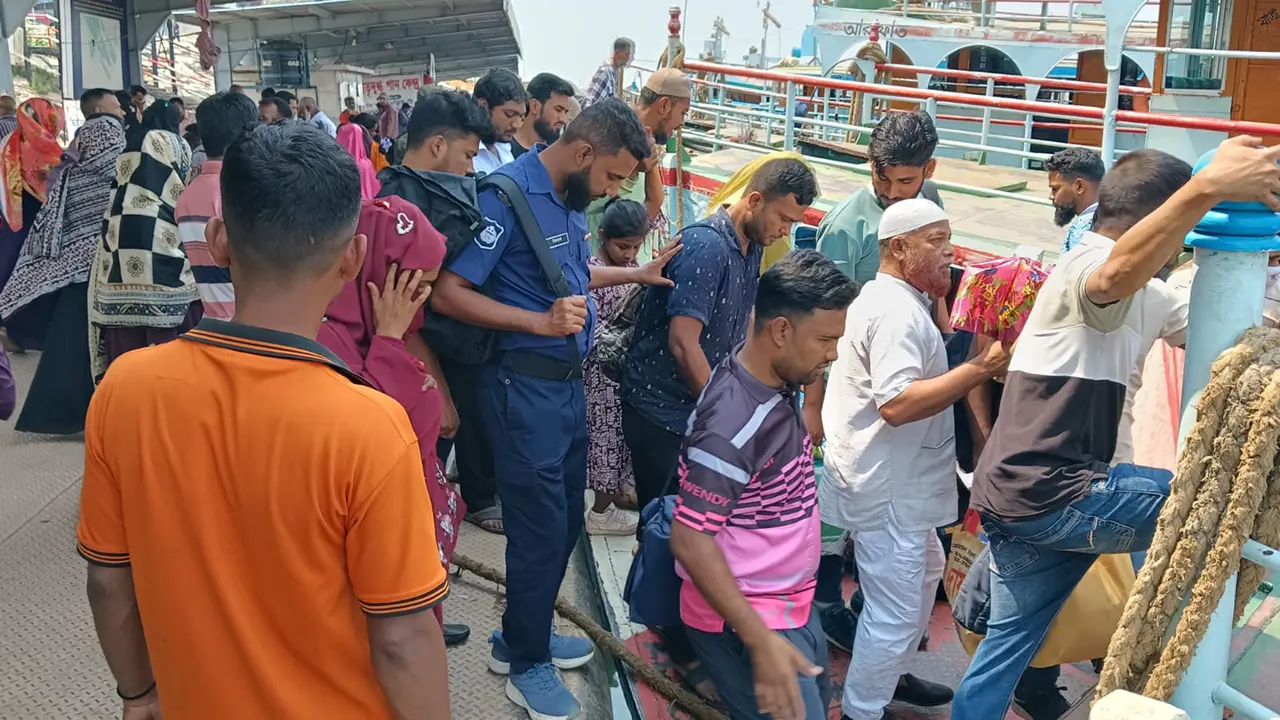 দৌলতদিয়া ঘাটে শেষ মুহূর্তে ঢাকামুখী মানুষের ঢল