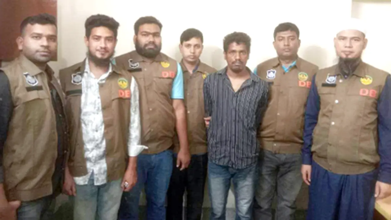 আদালত চত্বর থেকে হাতকড়াসহ পালানো সেই আসামি গ্রেপ্তার