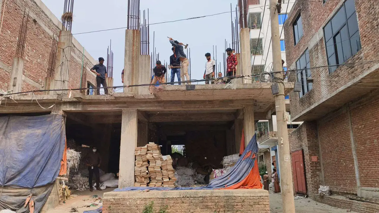 রাজউকের অভিযানে সাড়ে ৩ লাখ টাকা জরিমানা, ২১ মিটার জব্দ