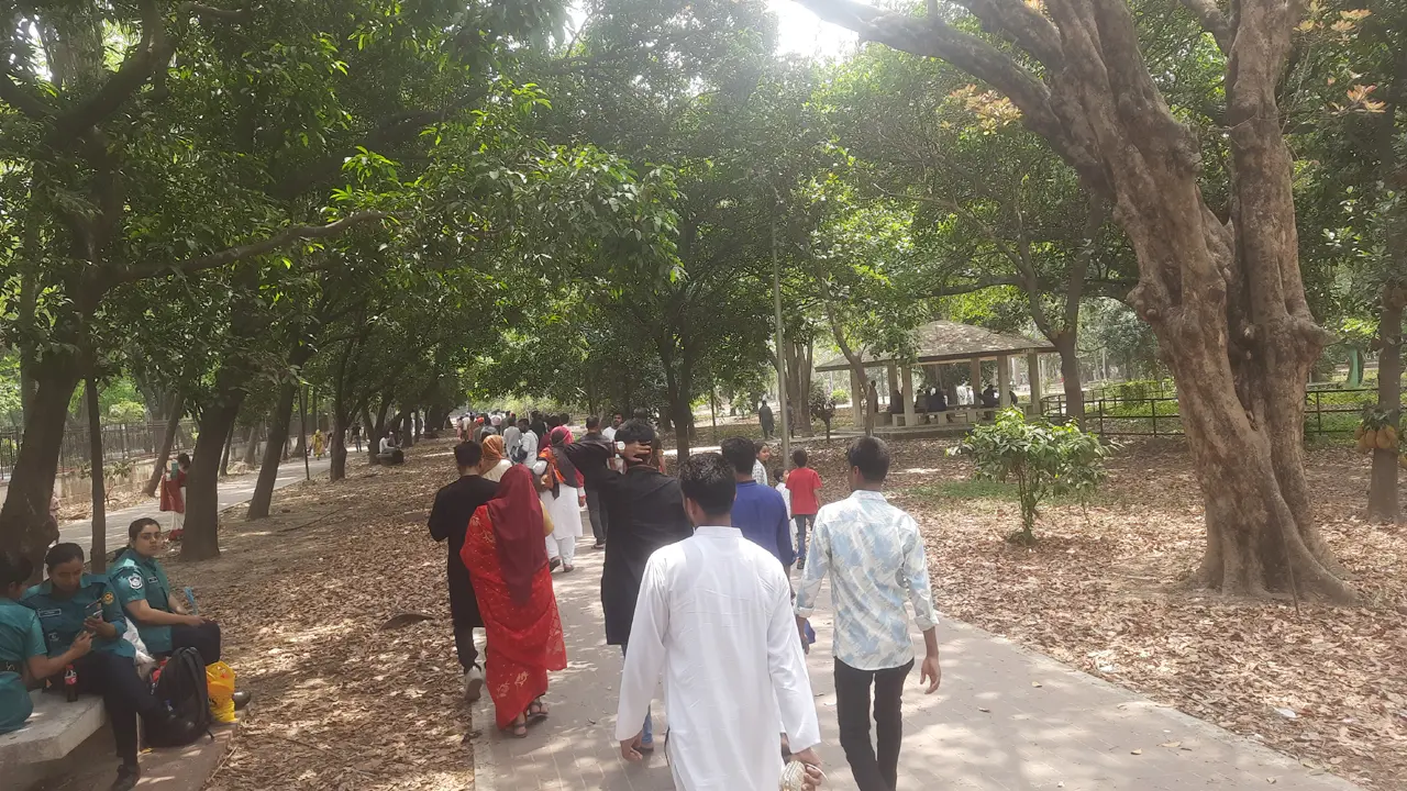 রমনায় জনতার ঢল, বৈশাখী আমেজে মাতোয়ারা রাজধানীবাসী