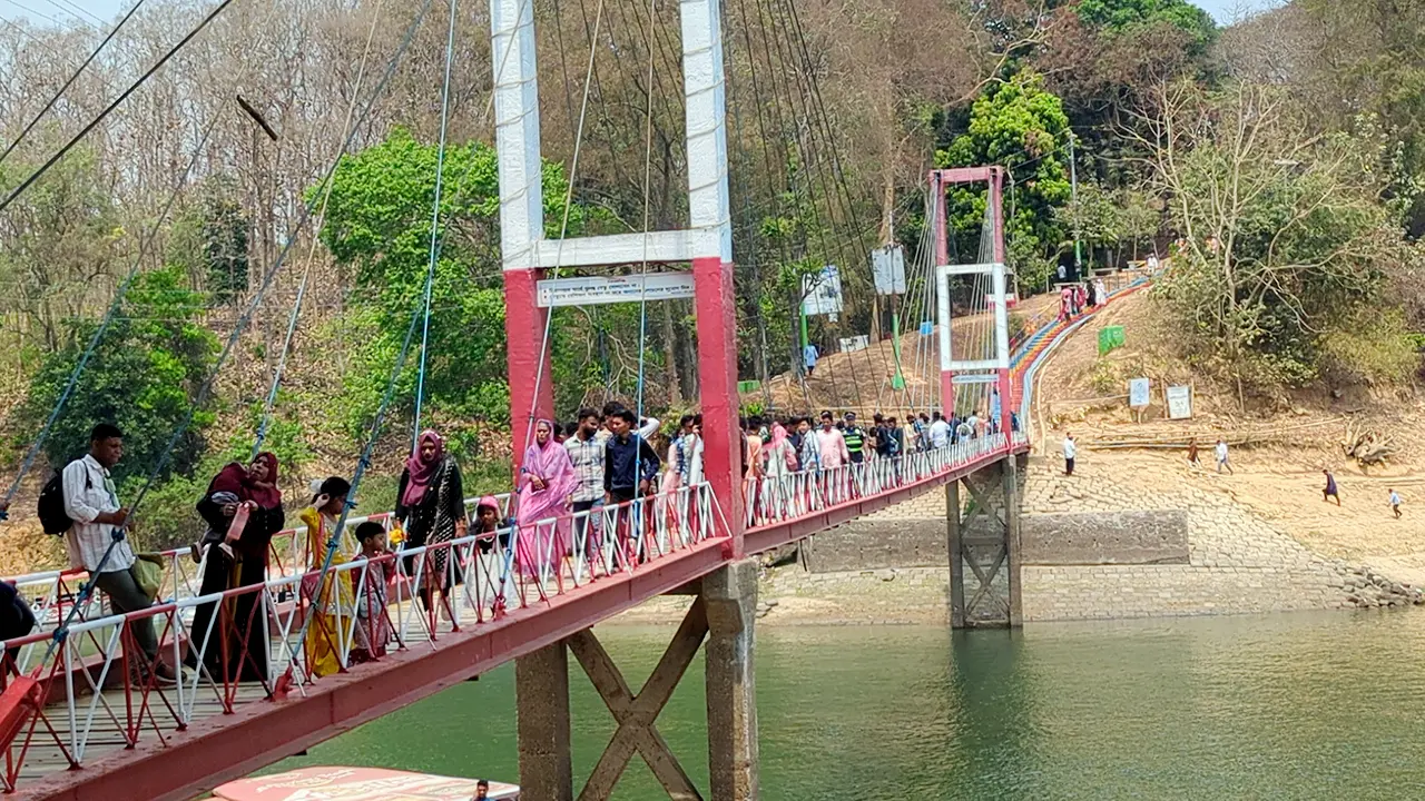রাঙামাটির বিনোদন কেন্দ্রগুলোতে পর্যটকদের ভিড়