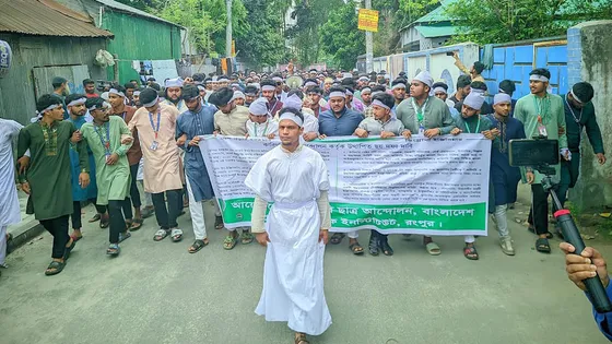 মাথায় কাফনের কাপড়, মুখে লড়াই করে বাঁচার স্লোগান