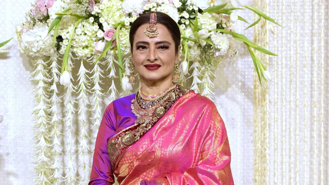 নায়কের সঙ্গে ঘনিষ্ঠ রেখা, হঠাৎই বন্দুক নিয়ে ঢুকে পড়েন এক ব্যক্তি
