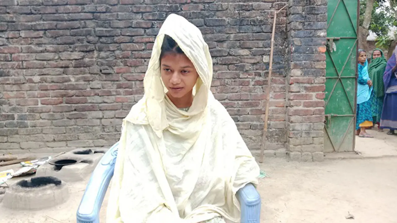 বাড়িতে বাবার লাশ রেখে পরীক্ষা দিলেন রিমা