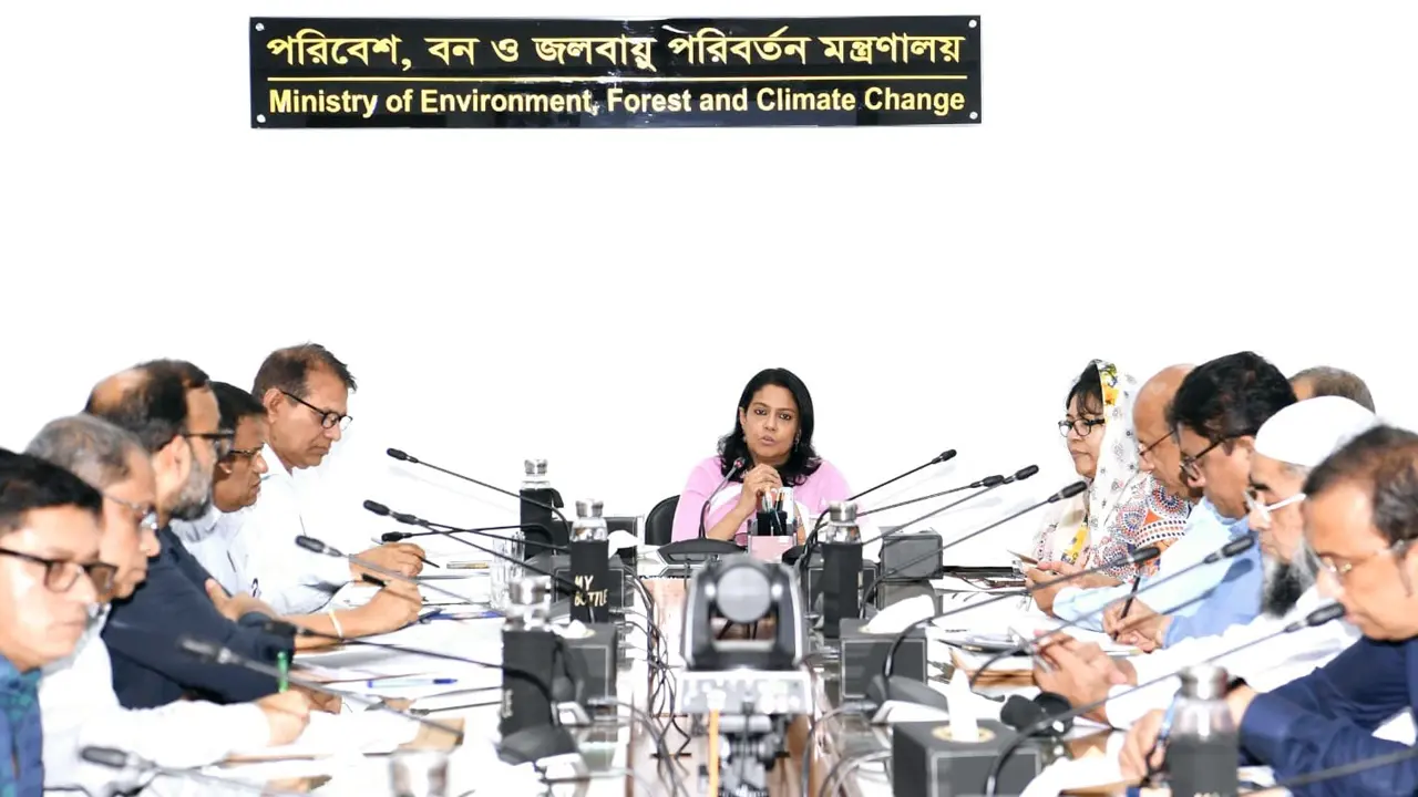 উন্মুক্ত স্থানে বর্জ্য পোড়ালেই ব্যবস্থা : পরিবেশ উপদেষ্টা