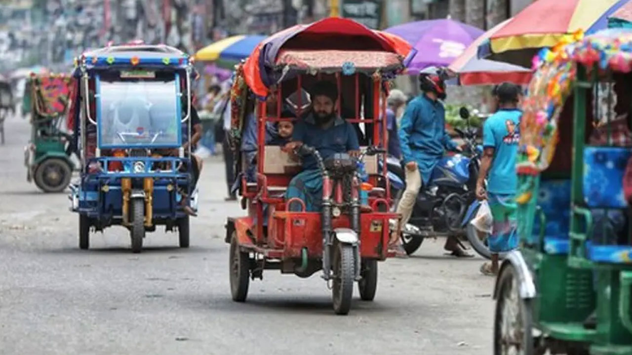 ঢাকার মূল সড়কে ব্যাটারিচালিত রিকশা ...