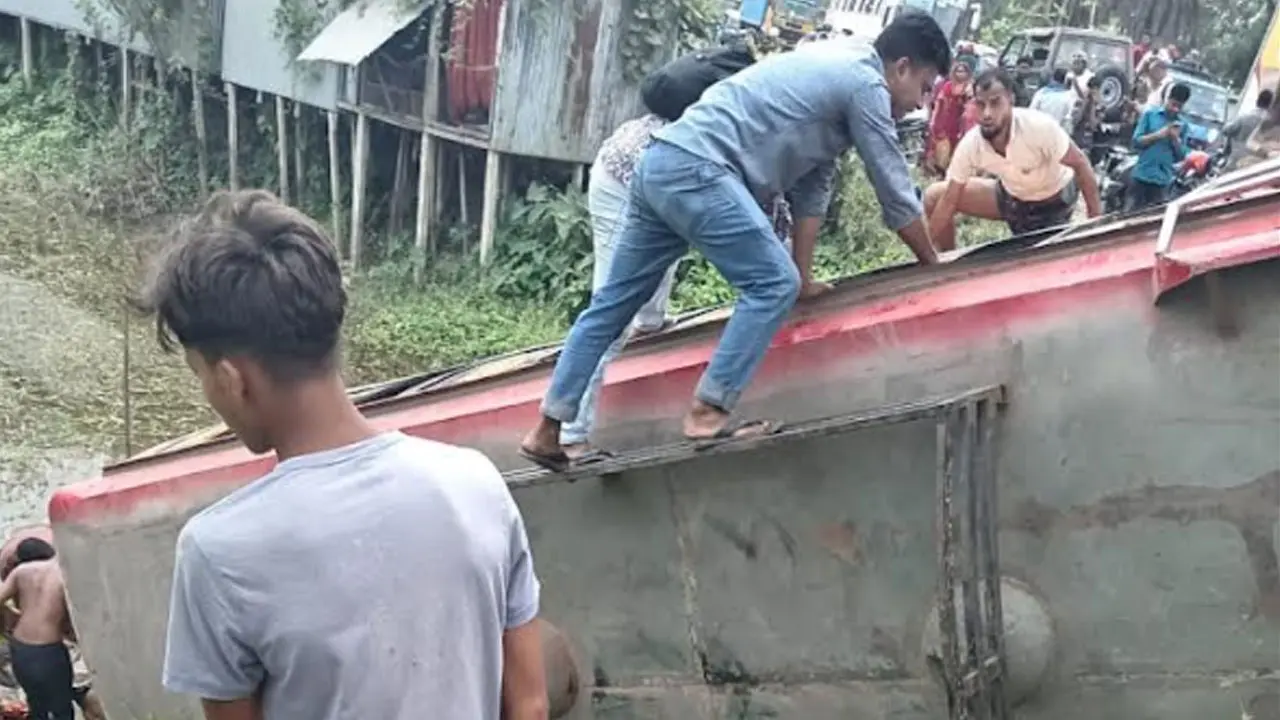 ফরিদপুরে বাস উল্টে খাদে, নিহত বেড়ে ৫