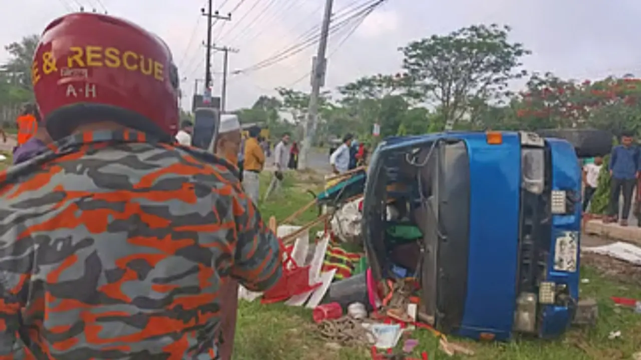 চট্টগ্রামে বাসের ধাক্কায় পিকআপভ্যান উল্টে প্রাণ গেল শিশুর