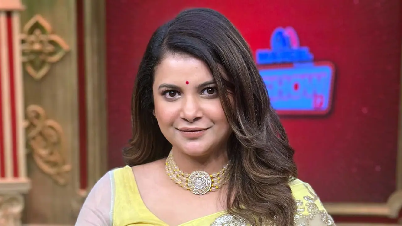 আমাকে খোলামেলা পোশাকে দেখার এতো ইচ্ছা কেন?