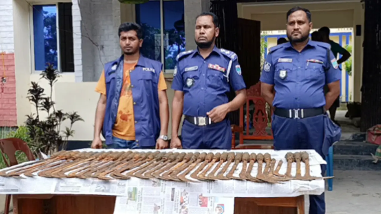 সাতক্ষীরায় পরিত্যক্ত পুকুরে মিলল ৩৪ দেশীয় অস্ত্র