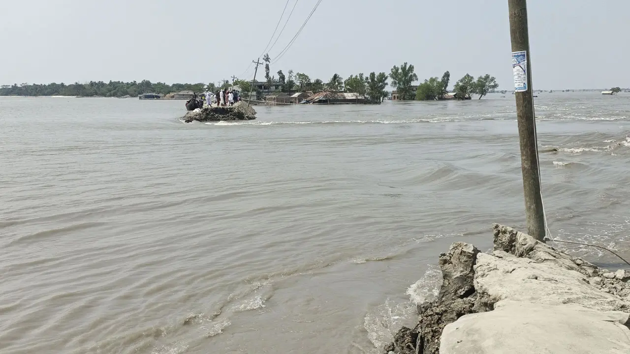 ৪ দিনেও বন্ধ হয়নি লোকালয়ে পানি প্রবেশ, দুর্ভোগে ১০ গ্রামের মানুষ 