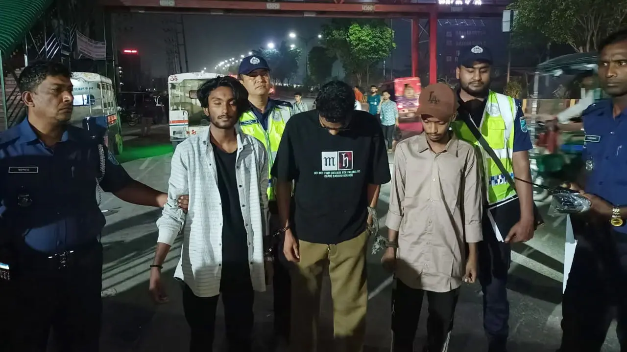 যাত্রীবেশে বাসে বসে থাকা তিন ছিনতাইকারী আটক