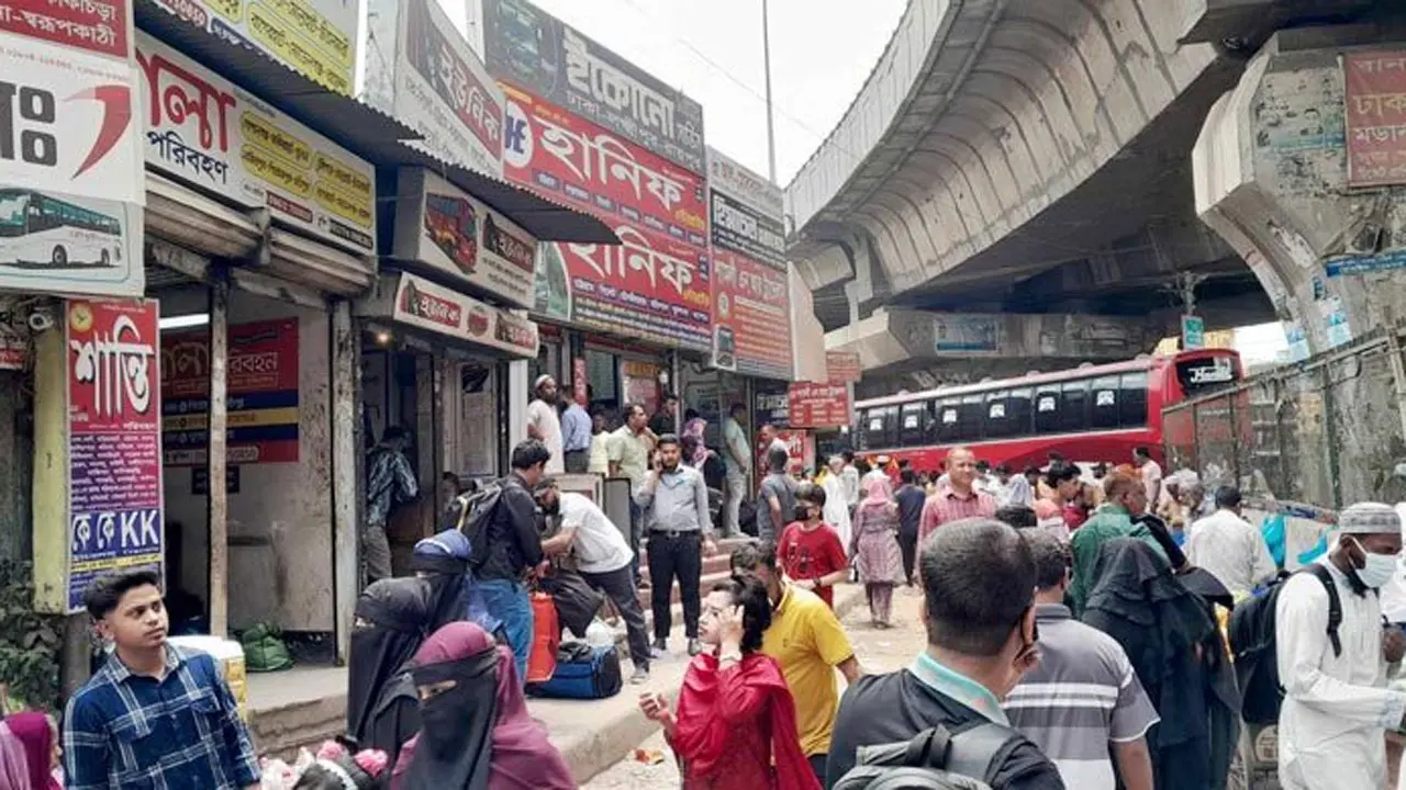 ঈদের ছুটি শেষে ঢাকায় ফিরছে মানুষ, বাড়তি ভাড়া নেওয়ার অভিযোগ
