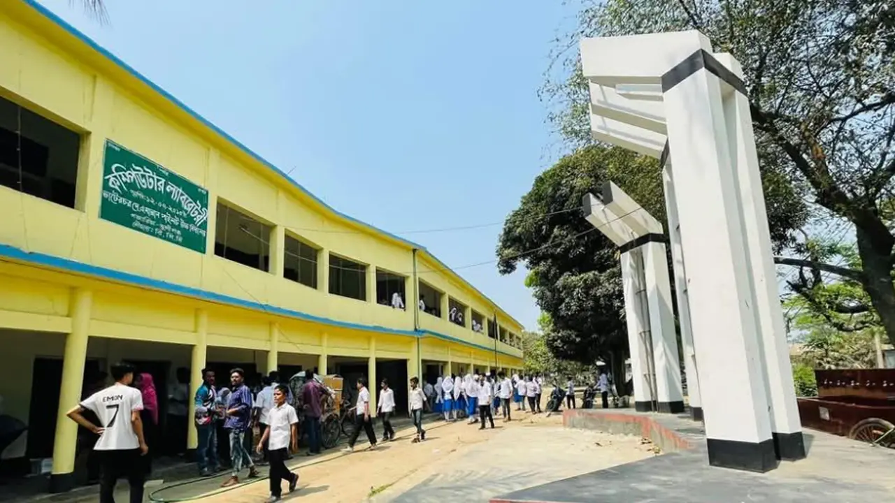 মুন্সীগঞ্জে তুচ্ছ ঘটনায় স্কুল শিক্ষার্থীদের মারামারি, আহত ৪