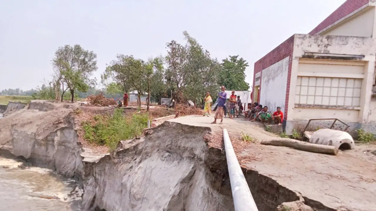 নদীগর্ভে অর্ধশত বসতবাড়ি, বিলীনের পথে চার গ্রামের একমাত্র বিদ্যালয়