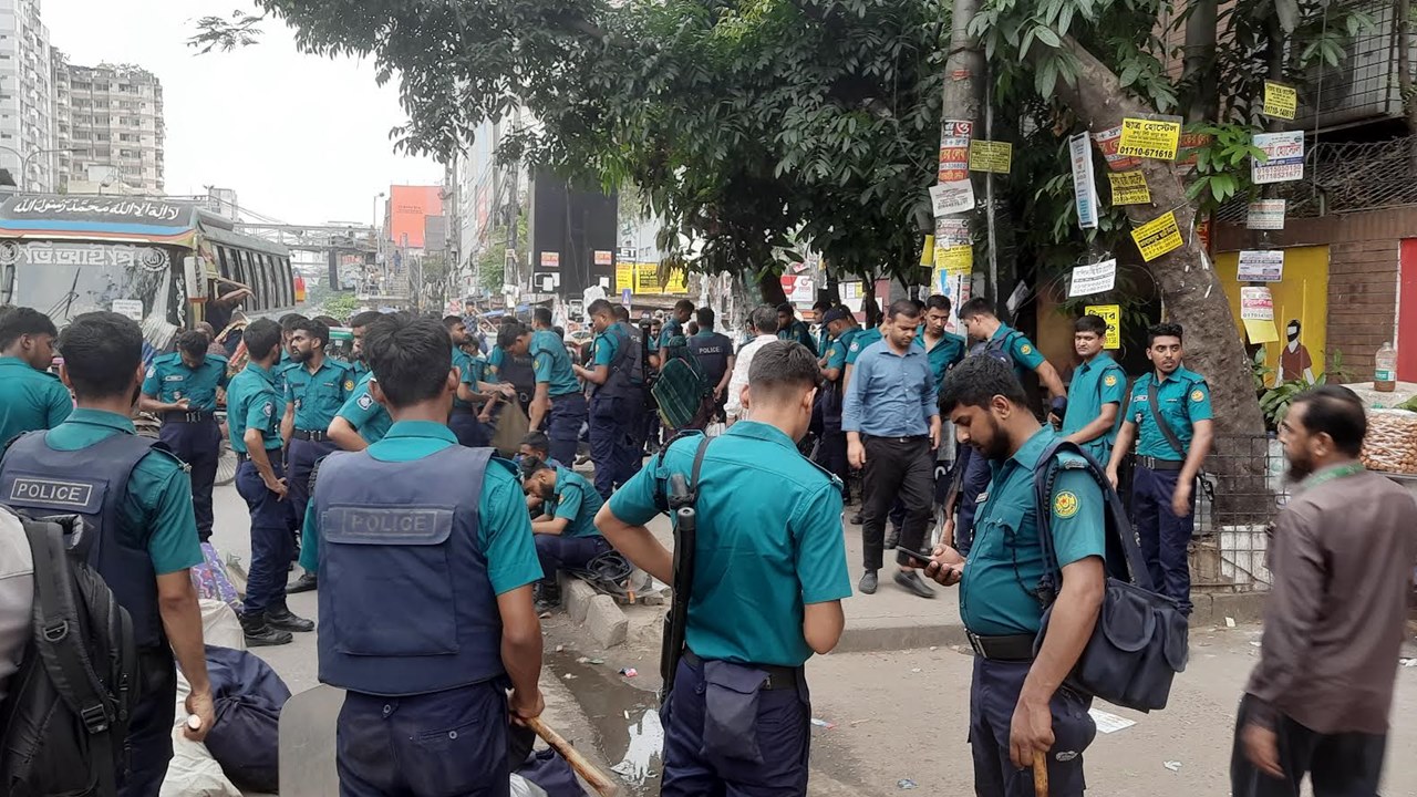 ৪ ঘণ্টা মানুষকে ভুগিয়ে সড়ক ছাড়ল দুই কলেজের শিক্ষার্থীরা