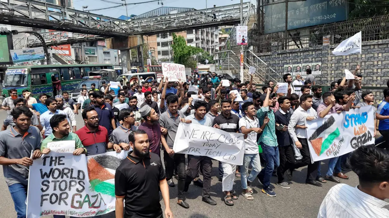 গাজায় ইসরায়েলি আগ্রাসনের প্রতিবাদে সায়েন্সল্যাবে বিক্ষোভ মিছিল