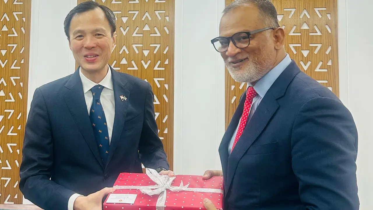 বাংলাদেশ থেকে আম-আলু-লিচু নিতে চায় সিঙ্গাপুর : বাণিজ্য উপদেষ্টা