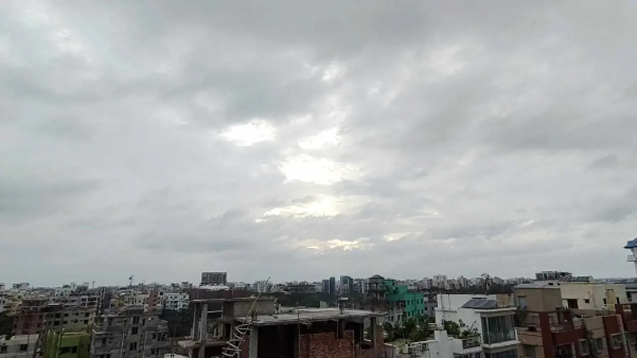 মেঘলা আকাশ থাকলেও ঢাকায় অনুভূত হবে ভ্যাপসা গরম
