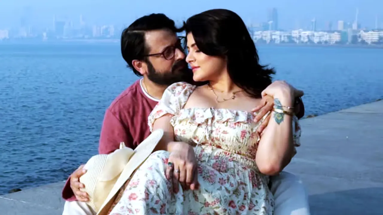 শ্রাবন্তীর পিঠে প্রেমের কবিতা লিখলেন শিবপ্রসাদ