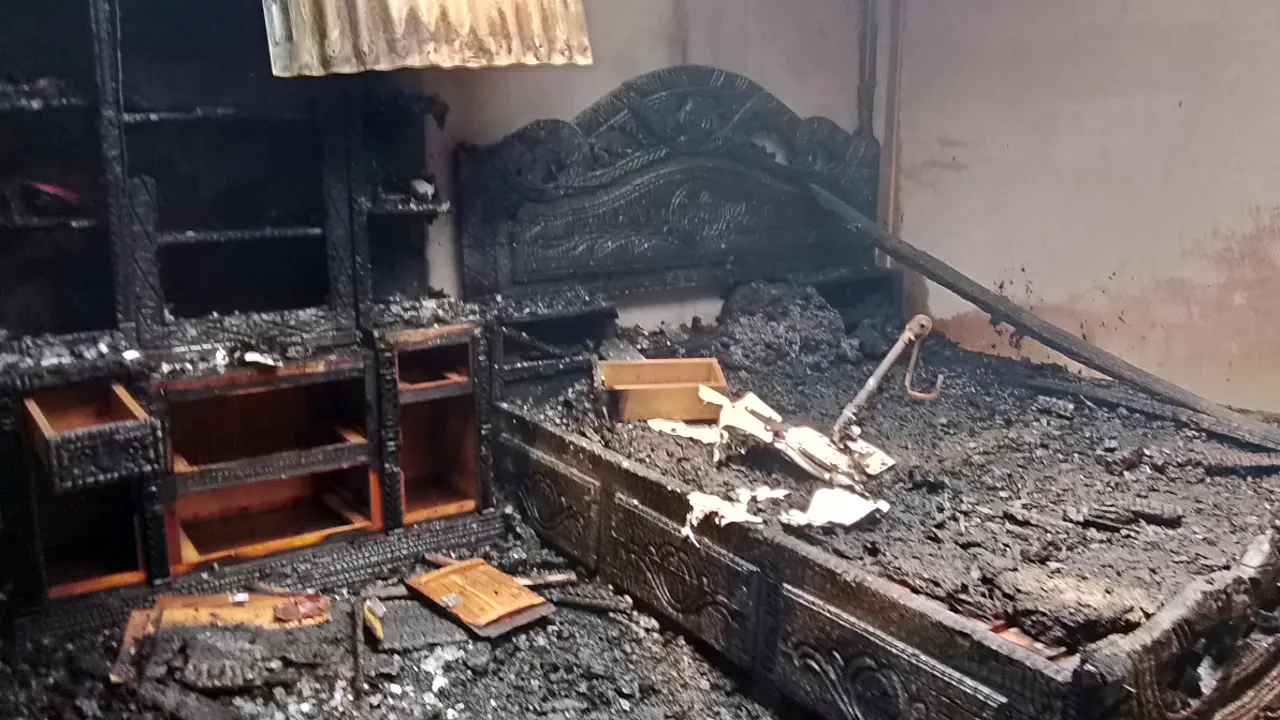 শ্রীপুরে আগুনে পুড়লো পোশাক শ্রমিকদের ২২ ঘর
