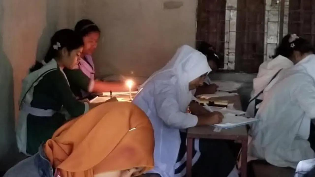 ঠাকুরগাঁওয়ে মোমবাতির আলোয় এসএসসি পরীক্ষা