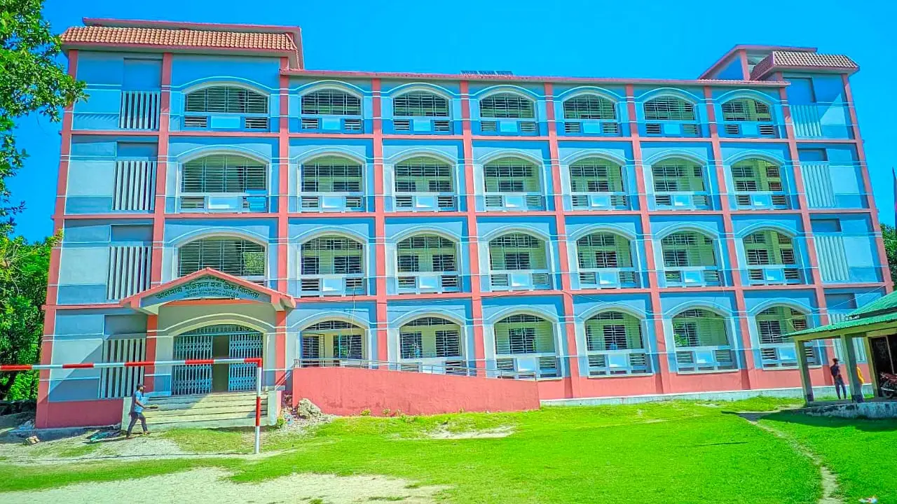 রাত পোহালেই পরীক্ষা, বাড়তি অর্থ না দেওয়ায় মেলেনি প্রবেশপত্র