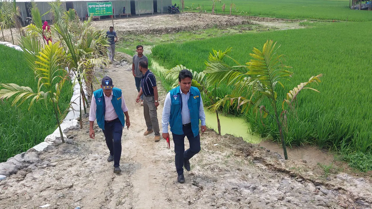 দুদকের অভিযান, কিন্ডারগার্টেনের শিক্ষার্থীদের বসানো হলো মাদরাসায়