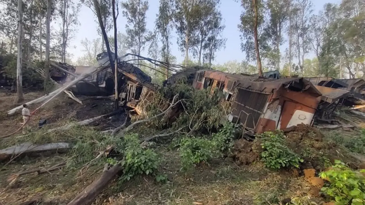 ভারতে ট্রেন দুর্ঘটনা, চাকরির শেষ দিনে প্রাণ হারালেন চালক