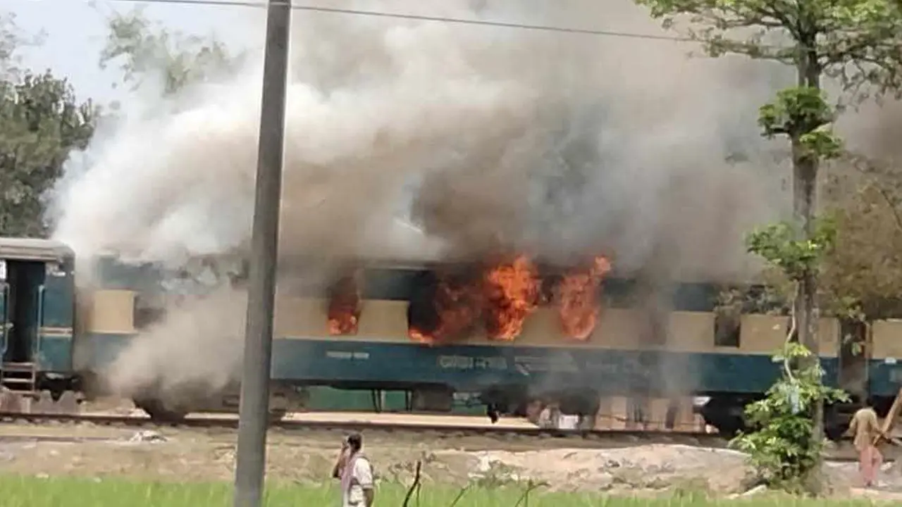 ট্রেনের পাওয়ার কারে আগুন : সন্দেহের তালিকায় সিগারেট ও জেনারেটর
