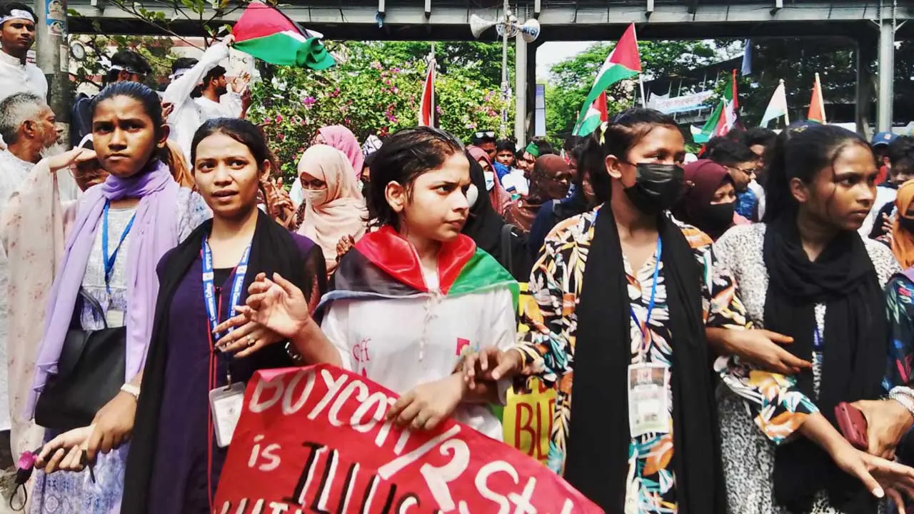 মিছিল নিয়ে সোহরাওয়ার্দীতে বেসরকারি বিশ্ববিদ্যালয়ের শিক্ষার্থীরা