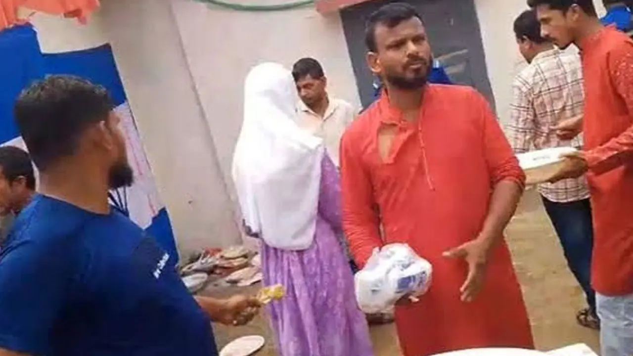 ইউএনওর সামনেই ৩ কর্মচারীকে পেটালেন স্বেচ্ছাসেবক দলের নেতা