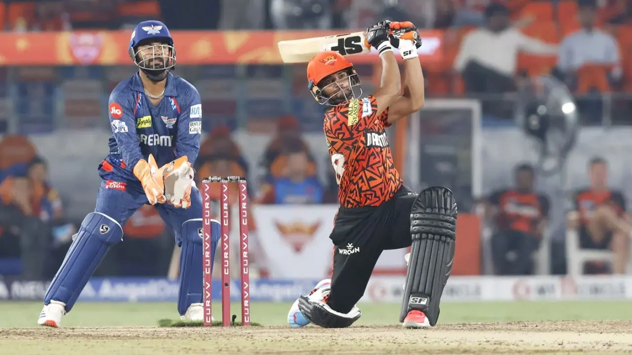 টাকার অভাবে ছেঁড়া জুতা পরে খেলা অনিকেতই আইপিএল মাতাচ্ছেন
