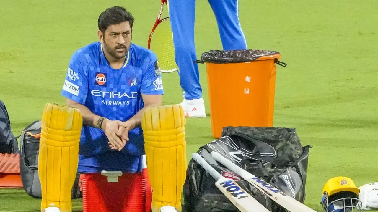‘ভবিষ্যৎ বলে দিতে পারেন ধোনি’