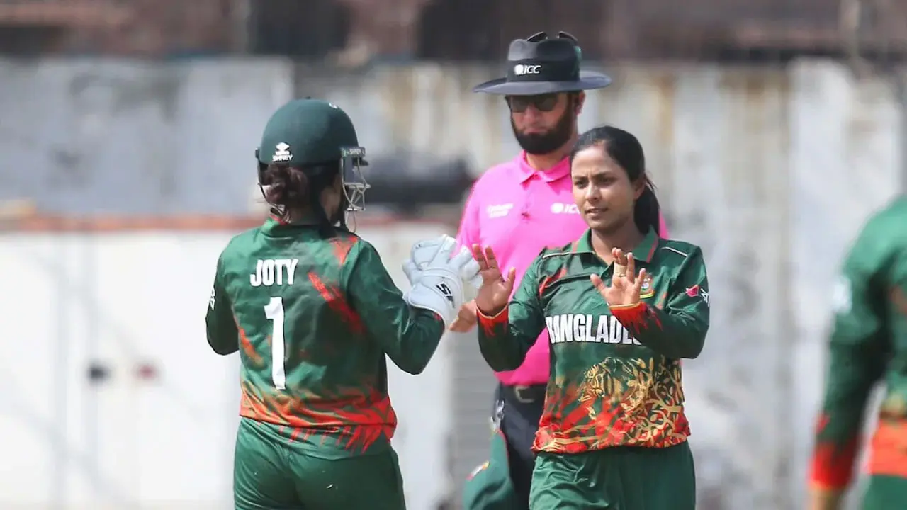 টস হেরে বোলিংয়ে ভালো শুরু বাংলাদেশের