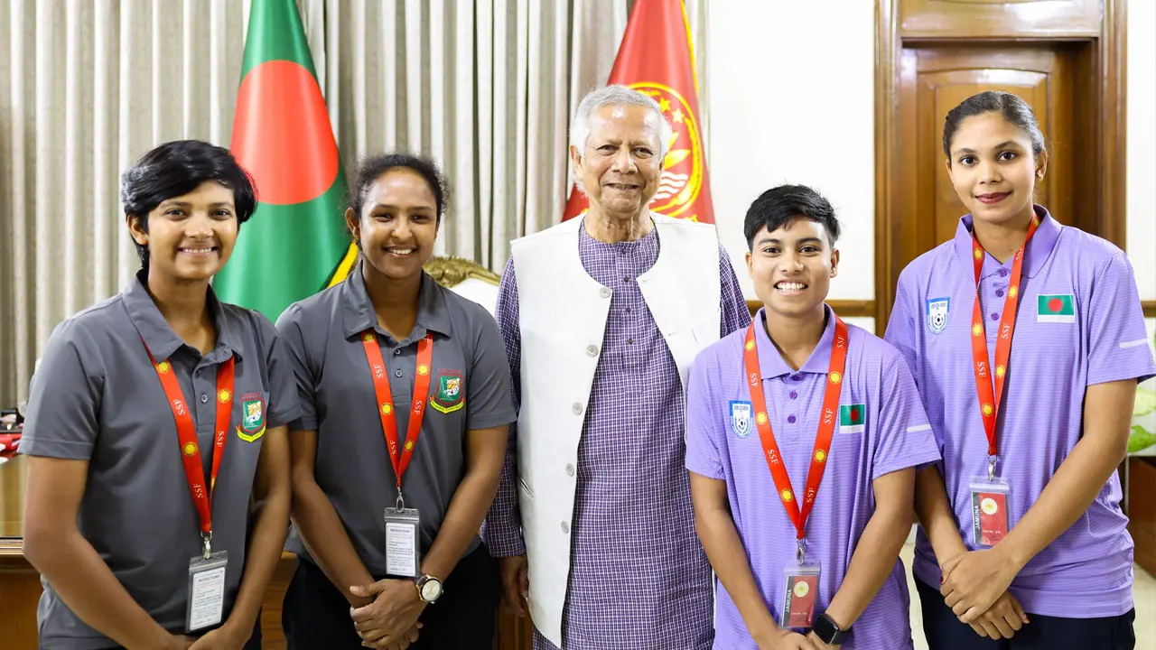 ড. ইউনূসের সফরসঙ্গী হচ্ছেন দুই নারী ক্রিকেটার ও ফুটবলার