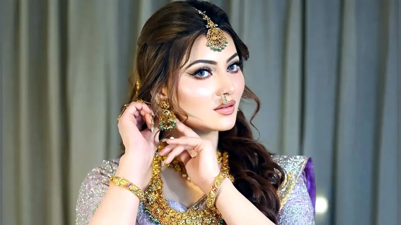 বাবার রূপের বর্ণনা দিতে গিয়ে বেফাঁস মন্তব্য, বিতর্কের মুখে ঊর্বশী