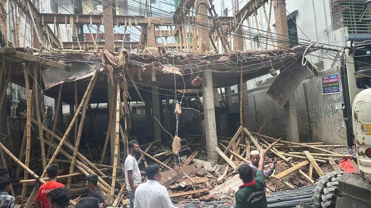 উত্তরায় নকশা না মানা নির্মাণাধীন ভবনের অংশ ভেঙে দিচ্ছে রাজউক
