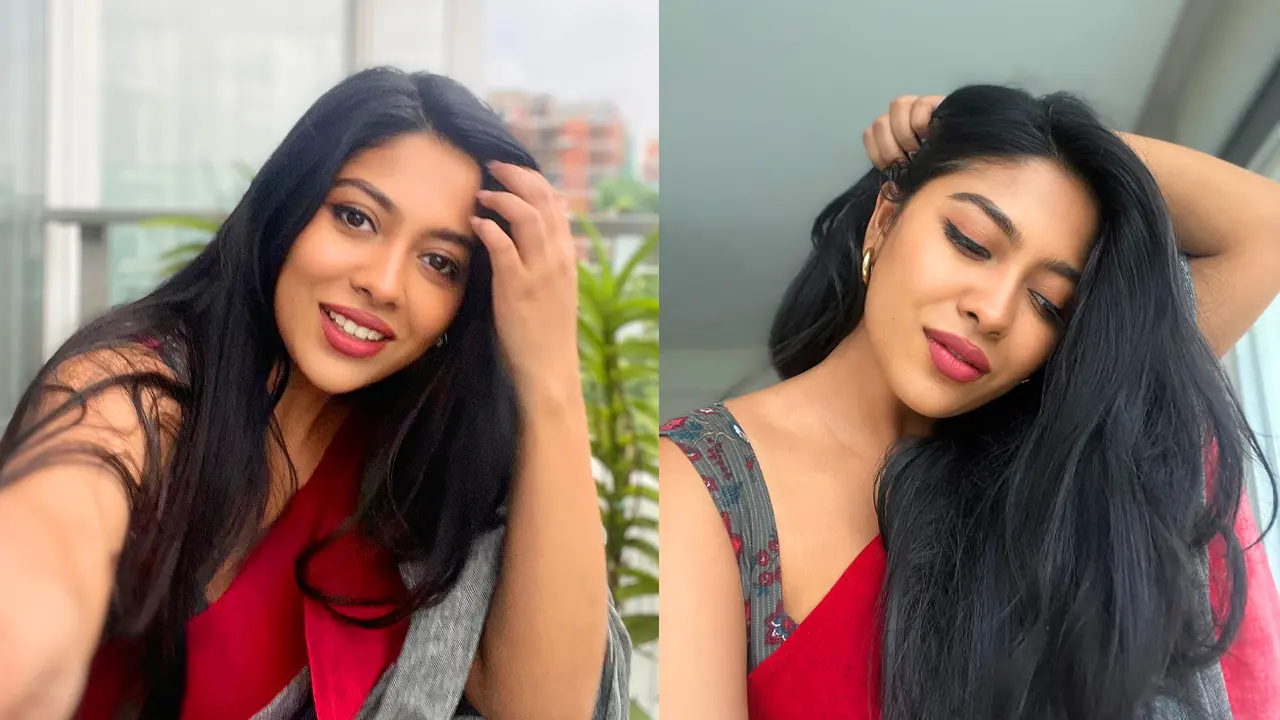 শাড়িতে মুগ্ধতা ছড়াচ্ছেন জেফার