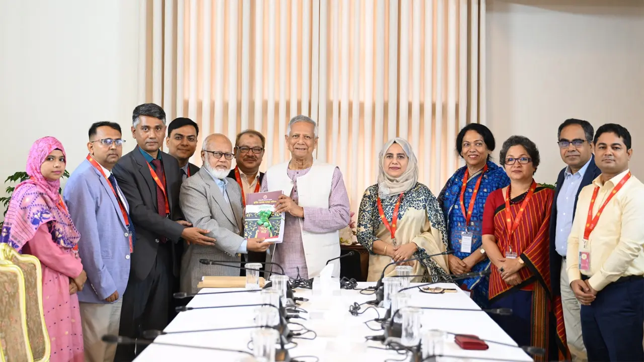 প্রধান উপদেষ্টার কাছে স্থানীয় সরকার সংস্কার কমিশনের প্রতিবেদন জমা