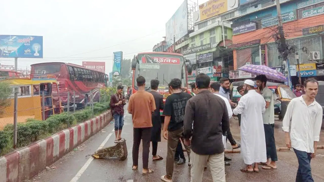 স্বাস্থ্যখাতের সিন্ডিকেট ভাঙতে বরিশালে ছাত্র-জনতার ব্লকেড কর্মসূচি