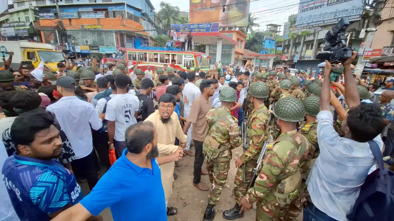 আন্দোলনে অবরুদ্ধ বরিশাল শহর