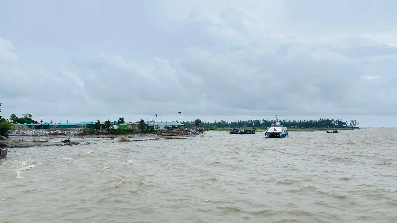 উপকূলে ঝোড়ো হাওয়াসহ বৃষ্টি, সাগর উত্তাল