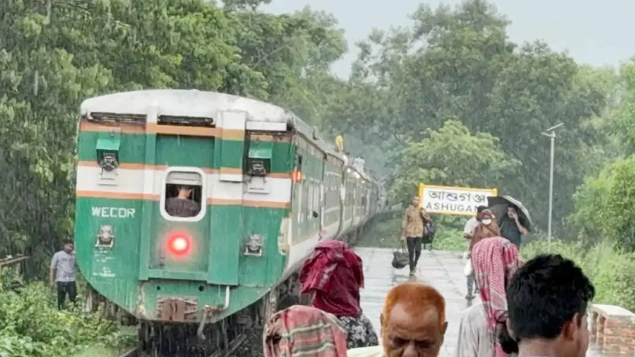 আশুগঞ্জে চলন্ত অবস্থায় দুই ভাগ হয়ে গেল মহানগর এক্সপ্রেস