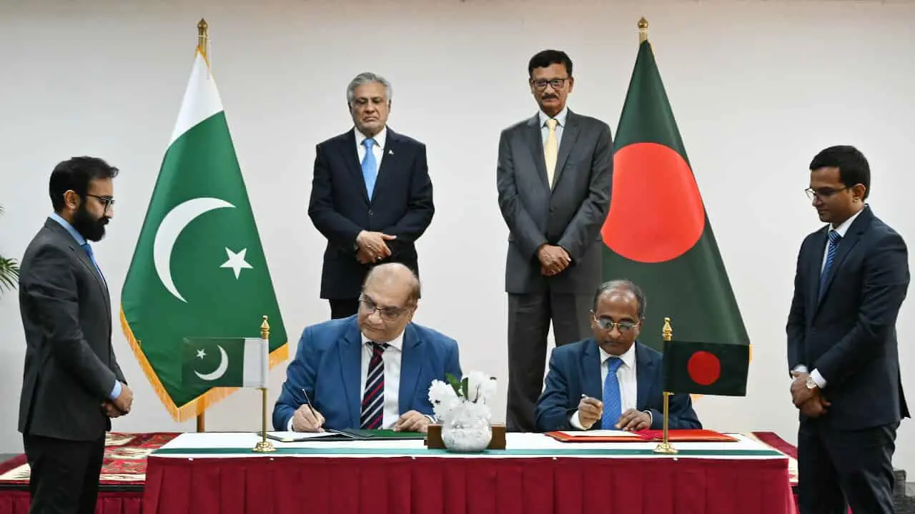 ৫ স্মারক ও এক চুক্তি সই করল বাংলাদেশ-পাকিস্তান